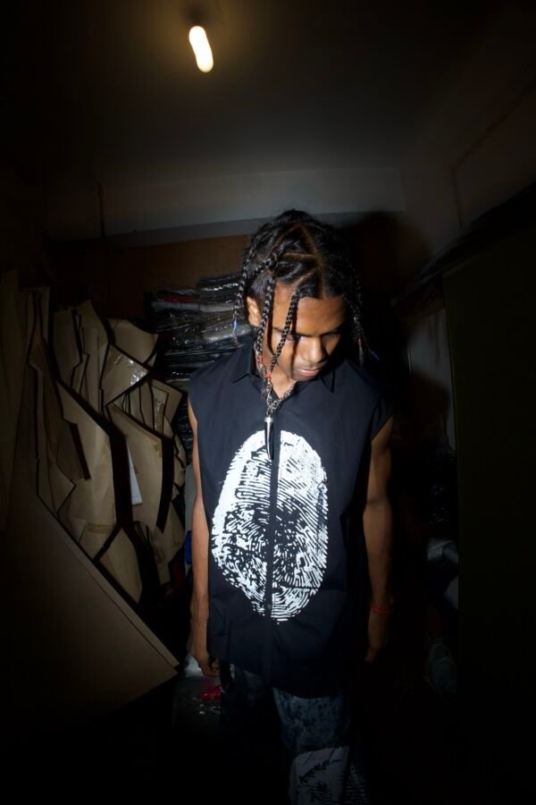 ANGOOTHA CHAAP SLEEVELESS SHIRT - Image 2