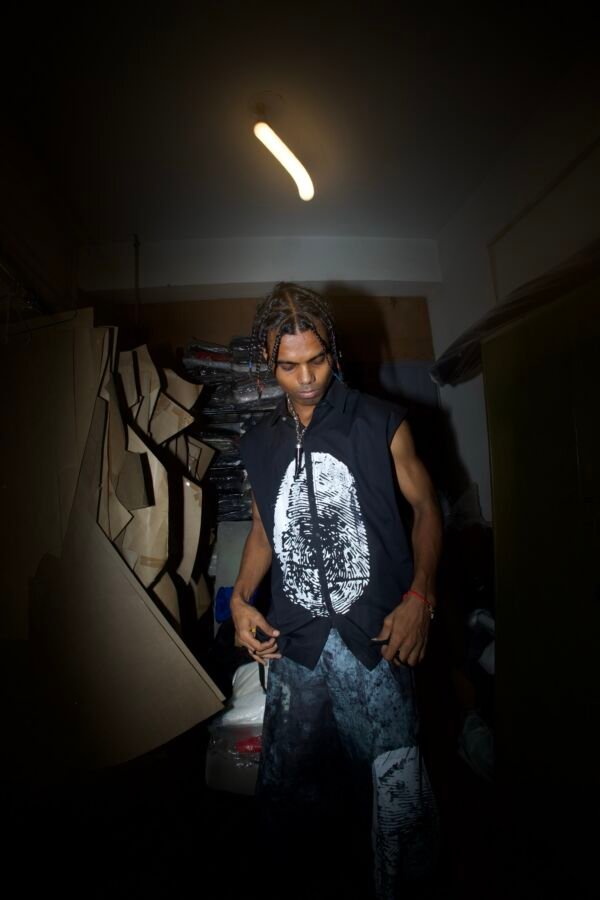 ANGOOTHA CHAAP SLEEVELESS SHIRT - Image 3